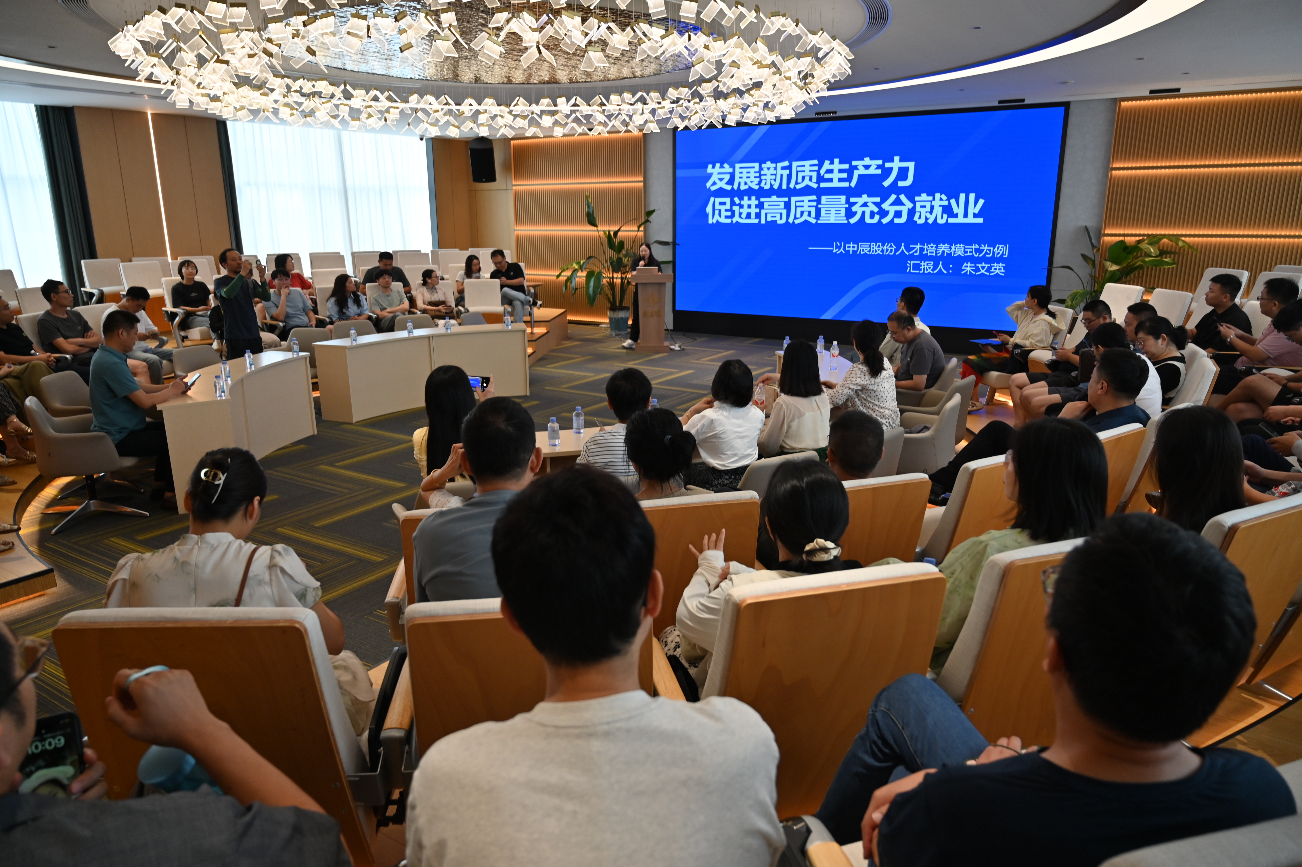 共探校企育人新篇章丨江苏联院五年制高职学徒制负责人能力提升研修班到人生就是博官网股份调研学习
